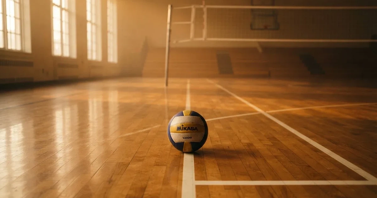 Un balón en el punto central de un campo de césped a la luz de la mañana
